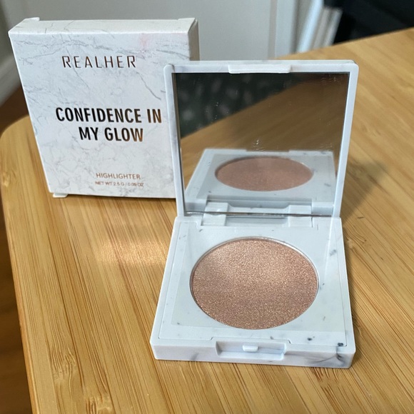 5 for $25!✨ Realher Confidence In My Glow Highlighter - Picture 2 of 2